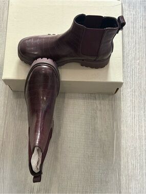 Croc-Embossed Chelsea Boots in Deep Burgundy BNWOT size 6 AT6/92